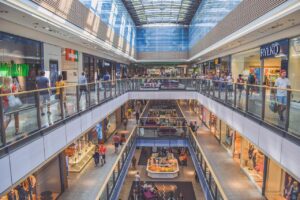 Jak zabezpieczyć szklane balustrady przed zabrudzeniem i uszkodzeniami?