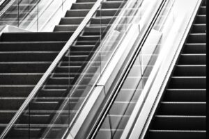 Najmodniejsze style balustrad szklanych do nowoczesnych wnętrz