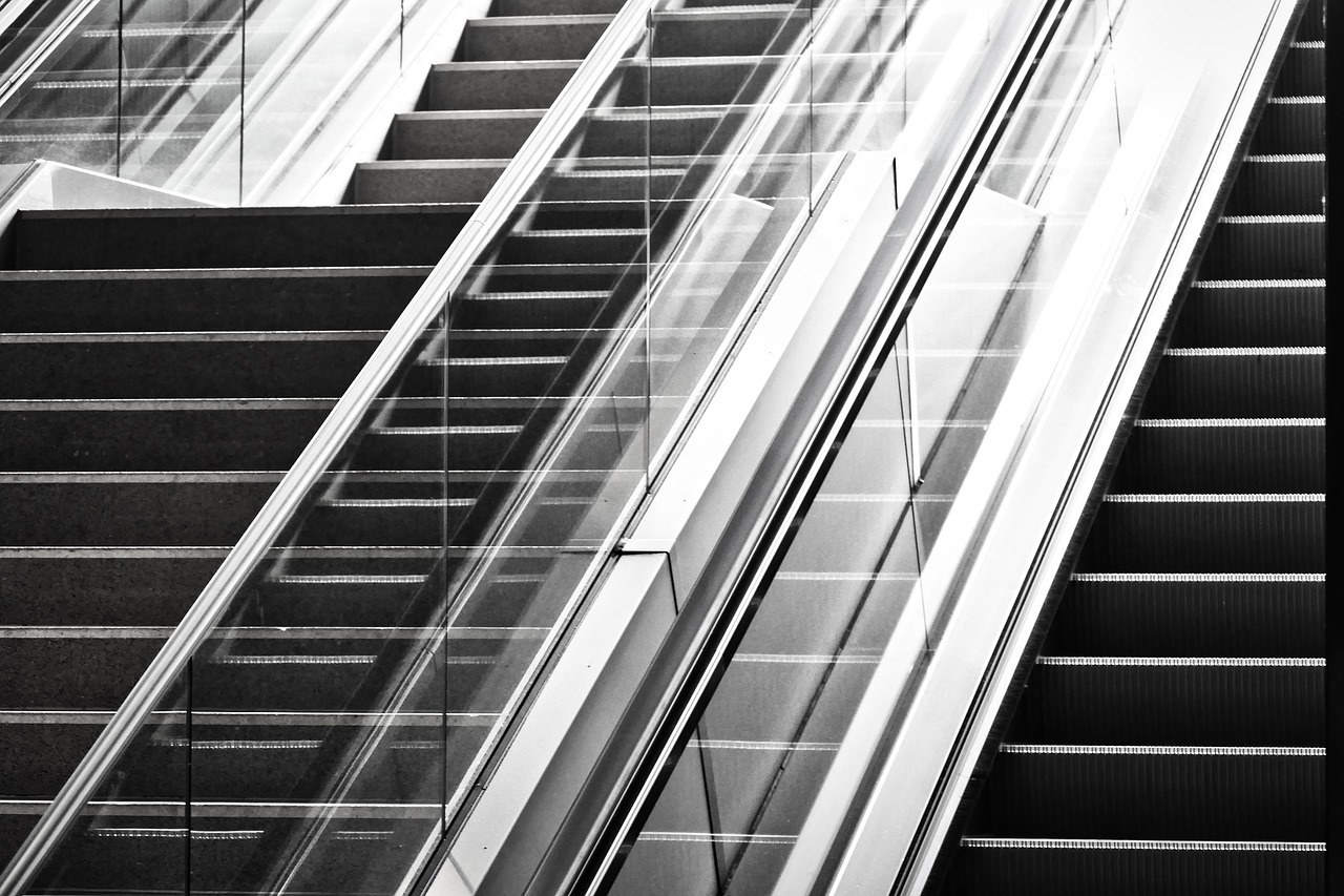 Najmodniejsze style balustrad szklanych do nowoczesnych wnętrz